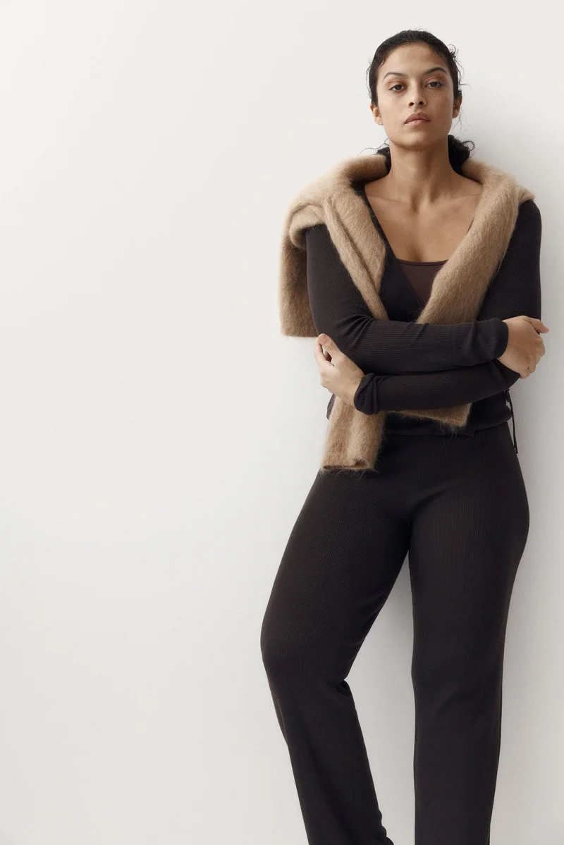 اتش اند ام بنطلون محبوك بتصميم مرن